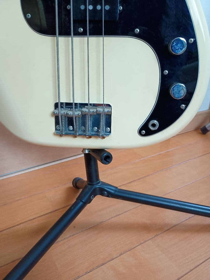 Fender Precision Bass アイボリー